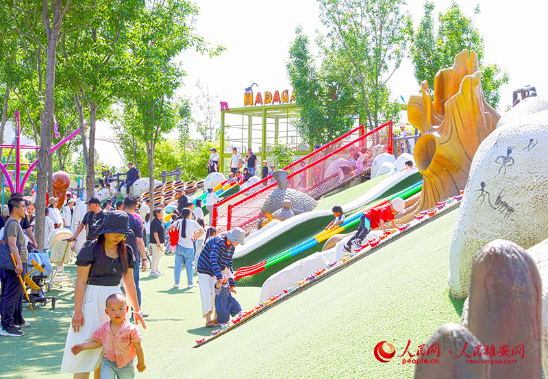 15月1日，節(jié)假日期間，占地?cái)?shù)百畝的雄安辛瑪動(dòng)物樂(lè)園迎來(lái)了家庭出游“熱潮”。投喂小動(dòng)物、綠地露營(yíng)以及豐富的游樂(lè)設(shè)施吸引了不少游客前來(lái)